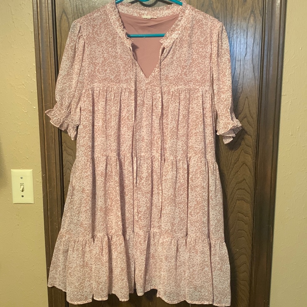 Jodifl medium sheer, lined, and tiered dress with floral pattern. Short sleeves.